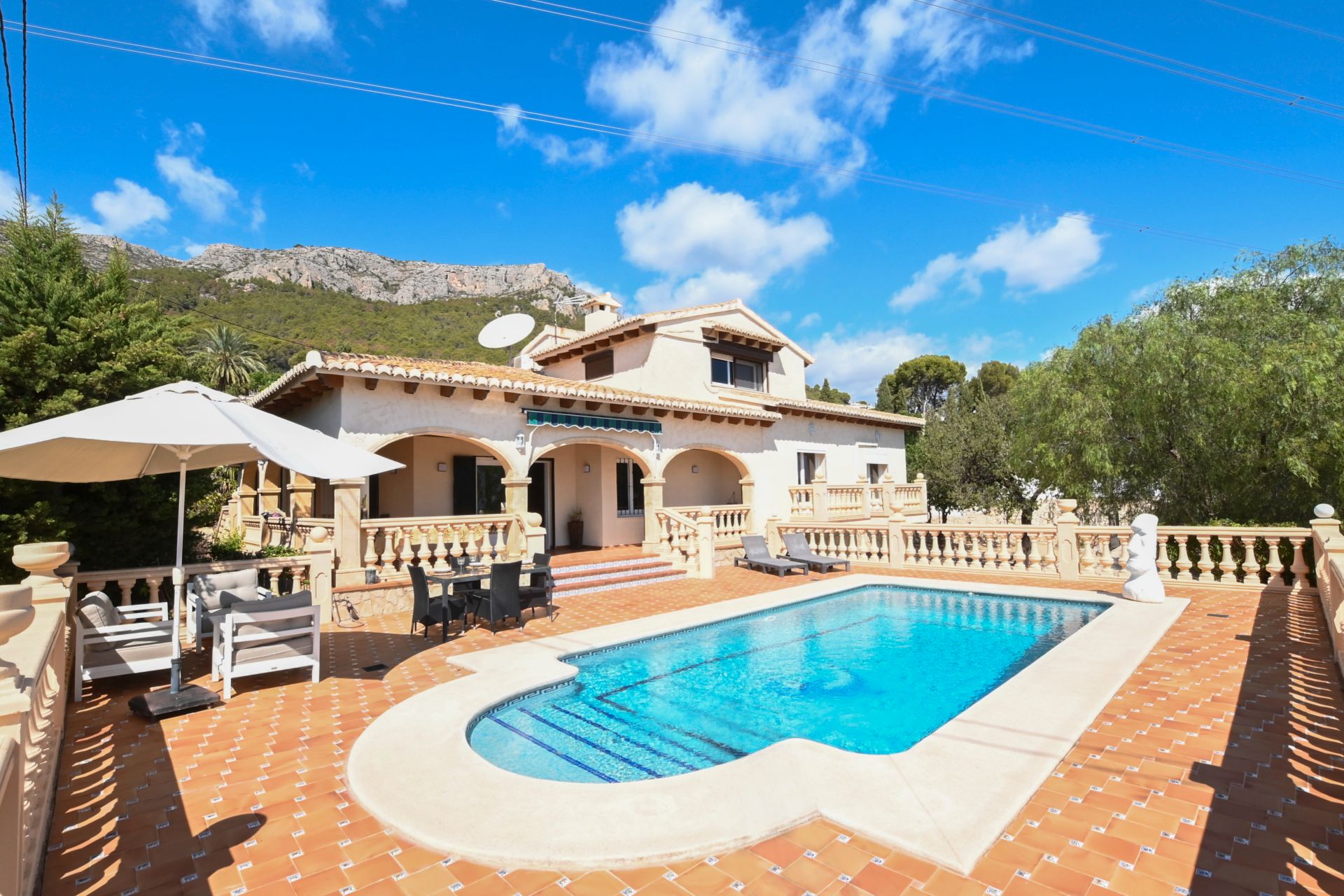 Vista exterior de Casa o xalet en venda en Calpe / Calp amb Aire condicionat, Calefacció i Jardí privat