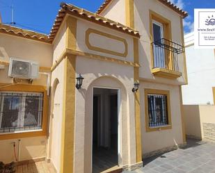 Vista exterior de Casa adosada en venda en Torrevieja amb Aire condicionat, Calefacció i Terrassa