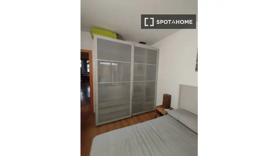Dormitori de Pis per a compartir en L'Hospitalet de Llobregat amb Aire condicionat, Calefacció i Moblat
