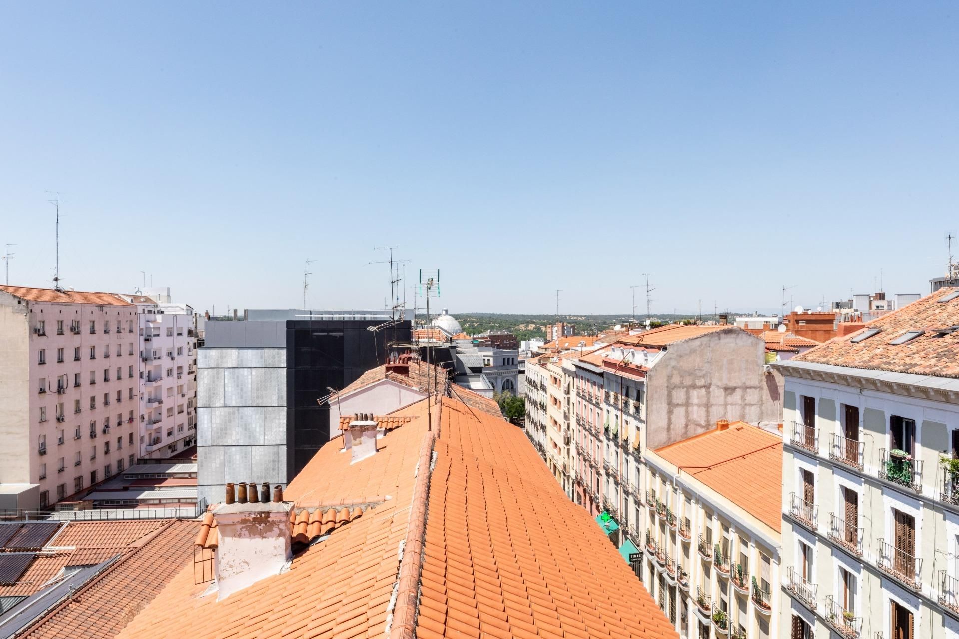 Vista exterior de Estudi en venda en  Madrid Capital amb Aire condicionat