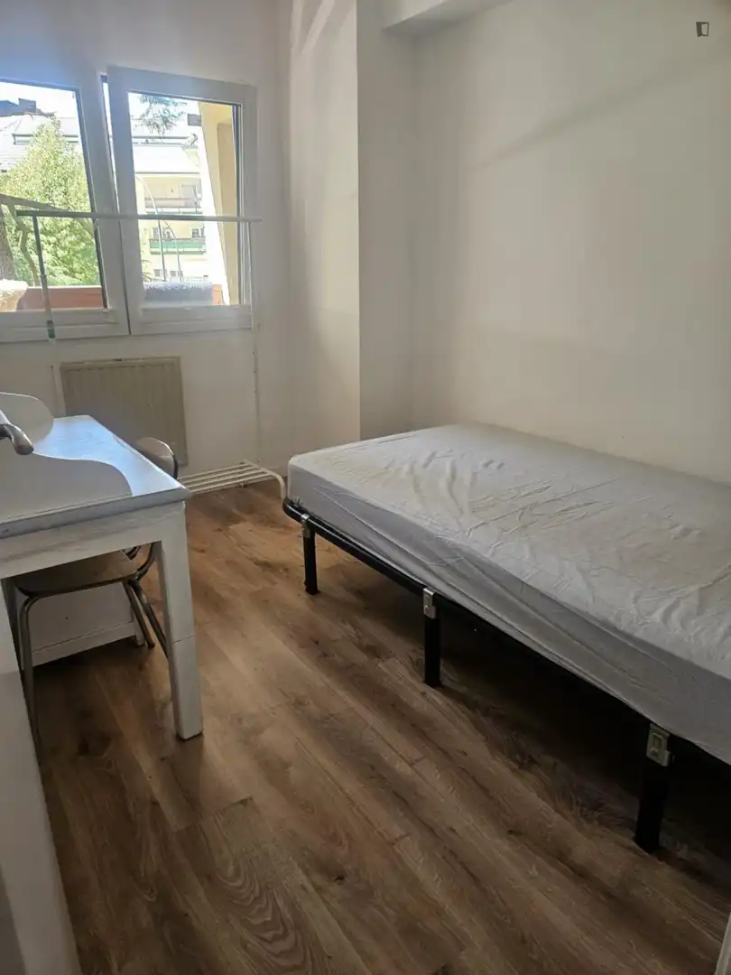 Dormitori de Apartament per a compartir en Collado Villalba amb Moblat, Microones i Balcó