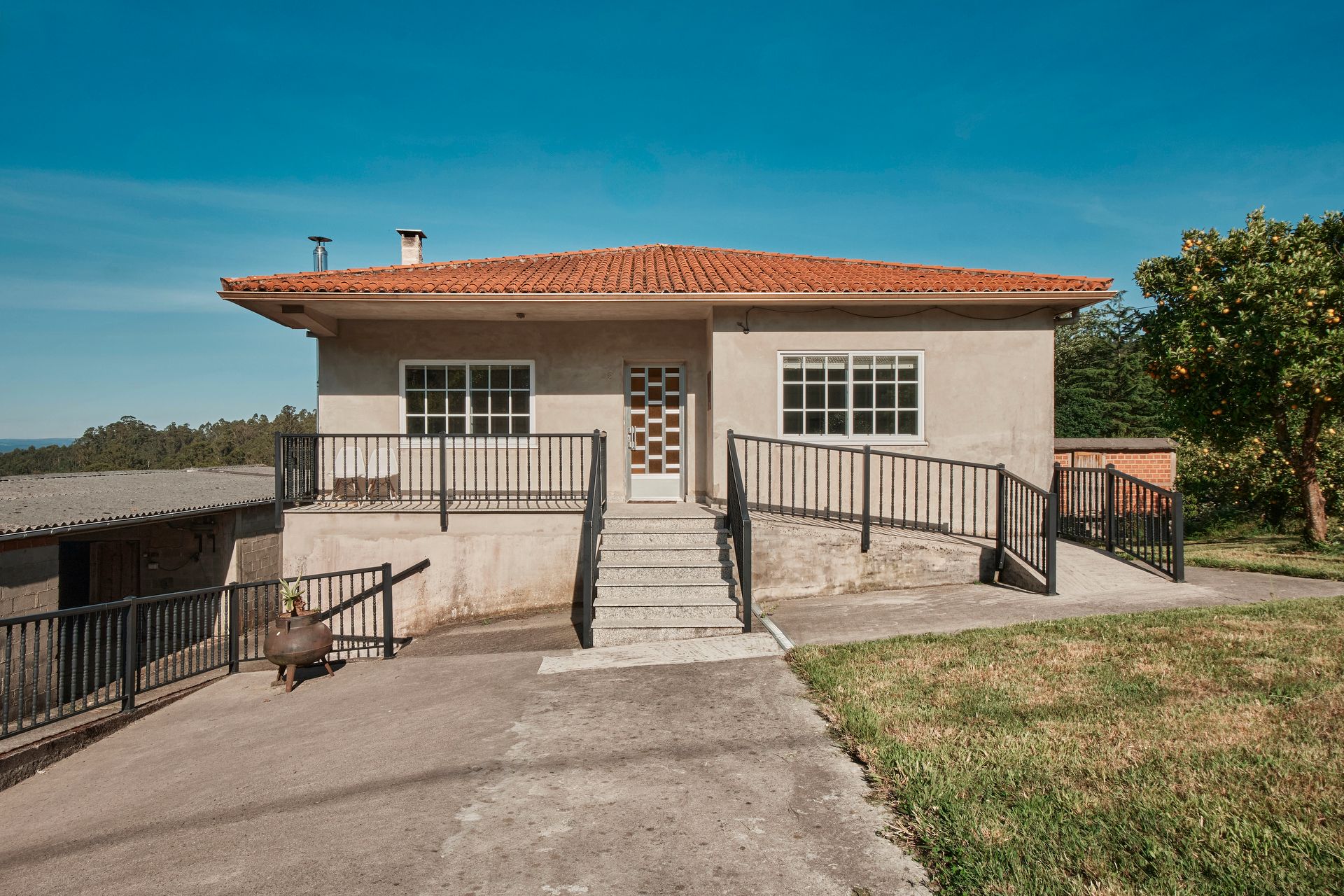 Vista exterior de Casa o xalet en venda en Abegondo amb Calefacció, Terrassa i Traster