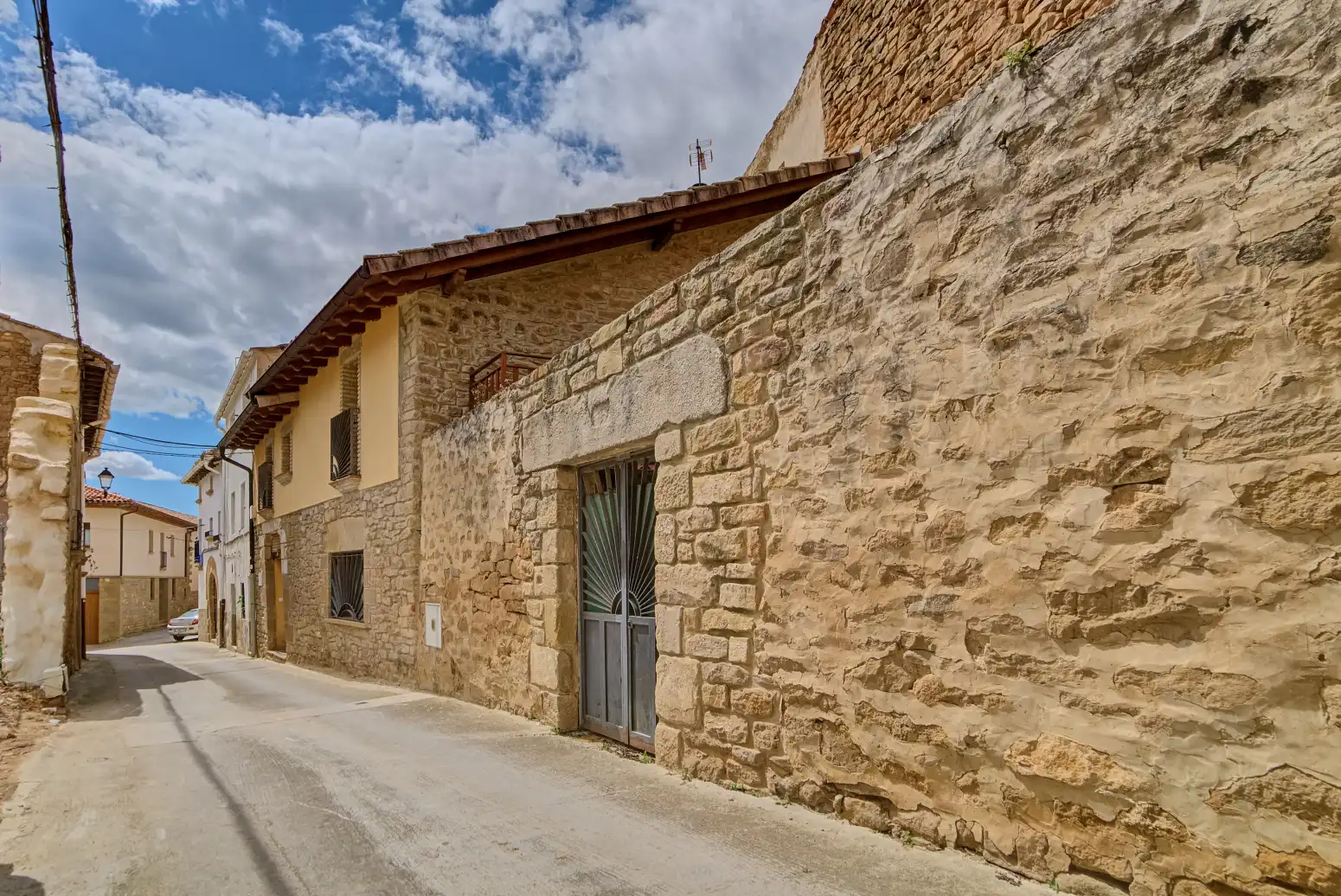 Vista exterior de Casa adosada en venta en Artajona con Calefacción, Parquet y Terraza