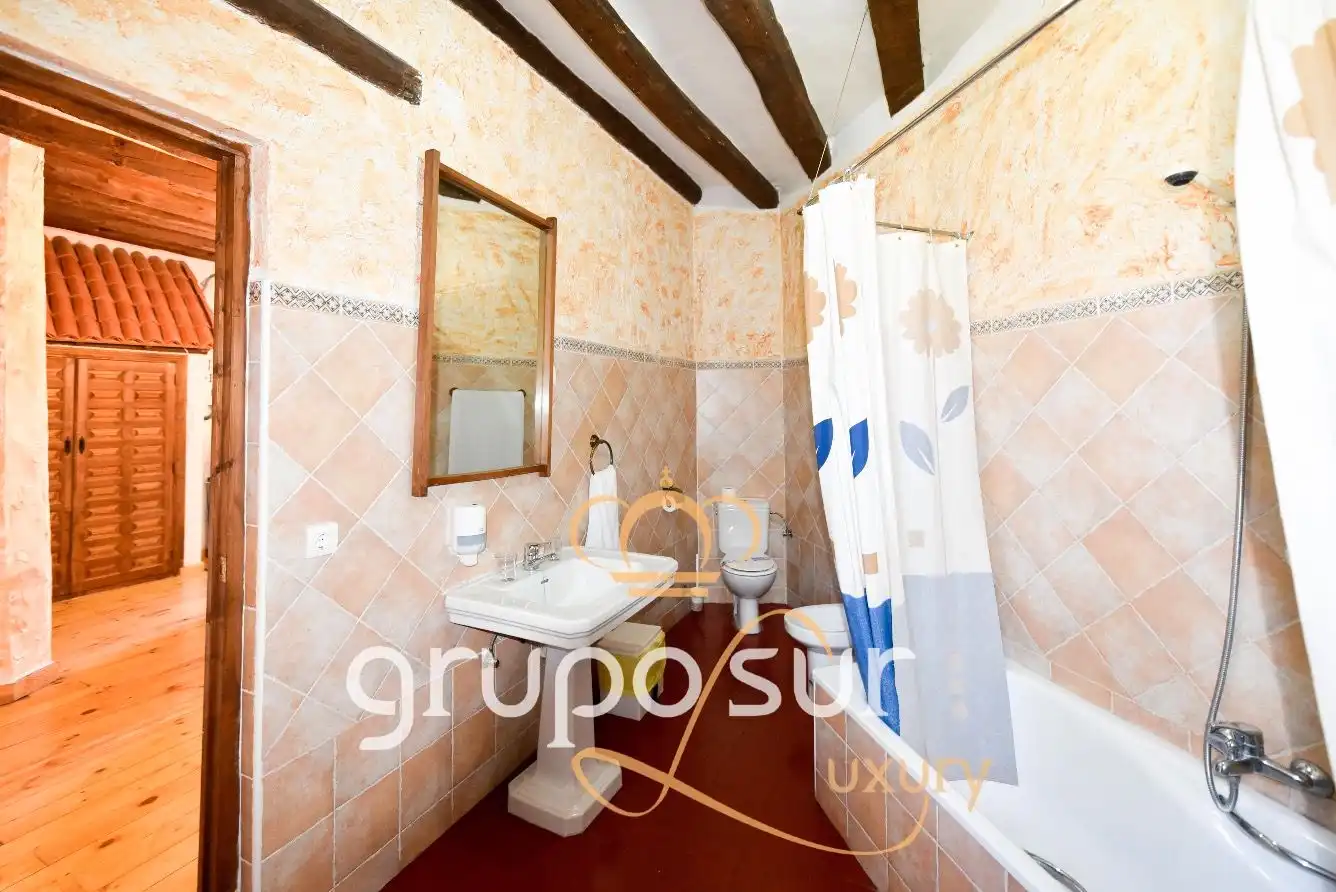 Bathroom of Country homes for sale in Olmedo  with Heating, Private garden and Parquet flooring
