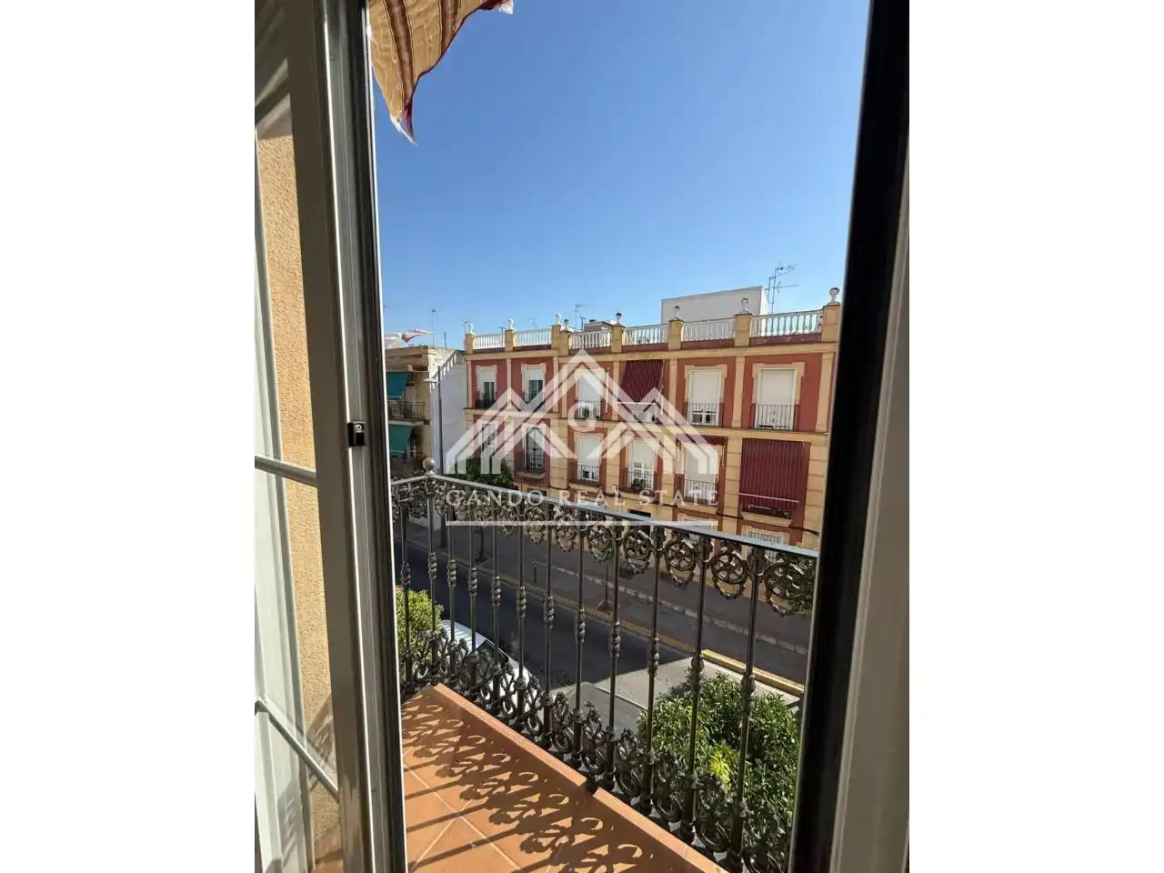 Vista exterior de Pis en venda en Dos Hermanas amb Aire condicionat i Balcó