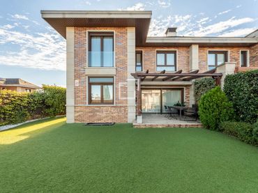 Chalet con balcón en venta en Los Satélites - Roza Martín