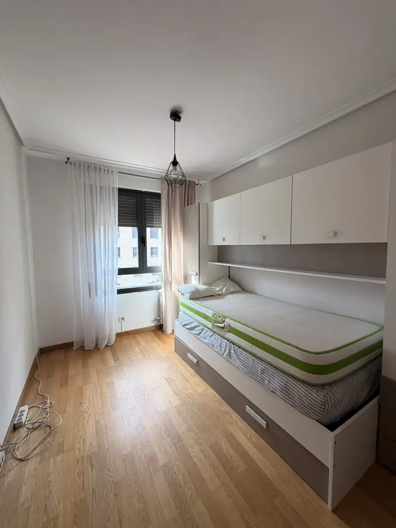 Habitación de Piso en venta en  Logroño con Calefacción, Parquet y Trastero