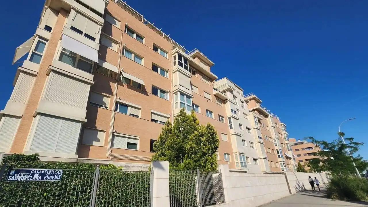 Außenansicht von Wohnung zum Verkauf in Madrid mit Privatgarten, Parkett und Gemeinschaftspool