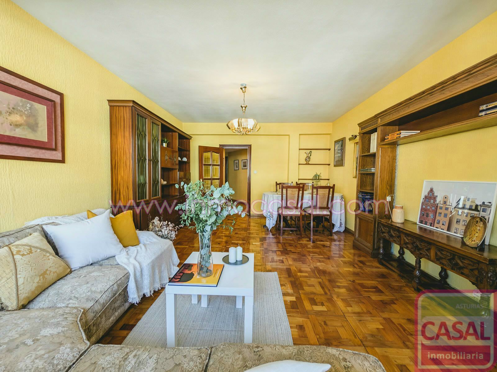 Sala d'estar de Pis en venda en Oviedo  amb Calefacció, Terrassa i Traster