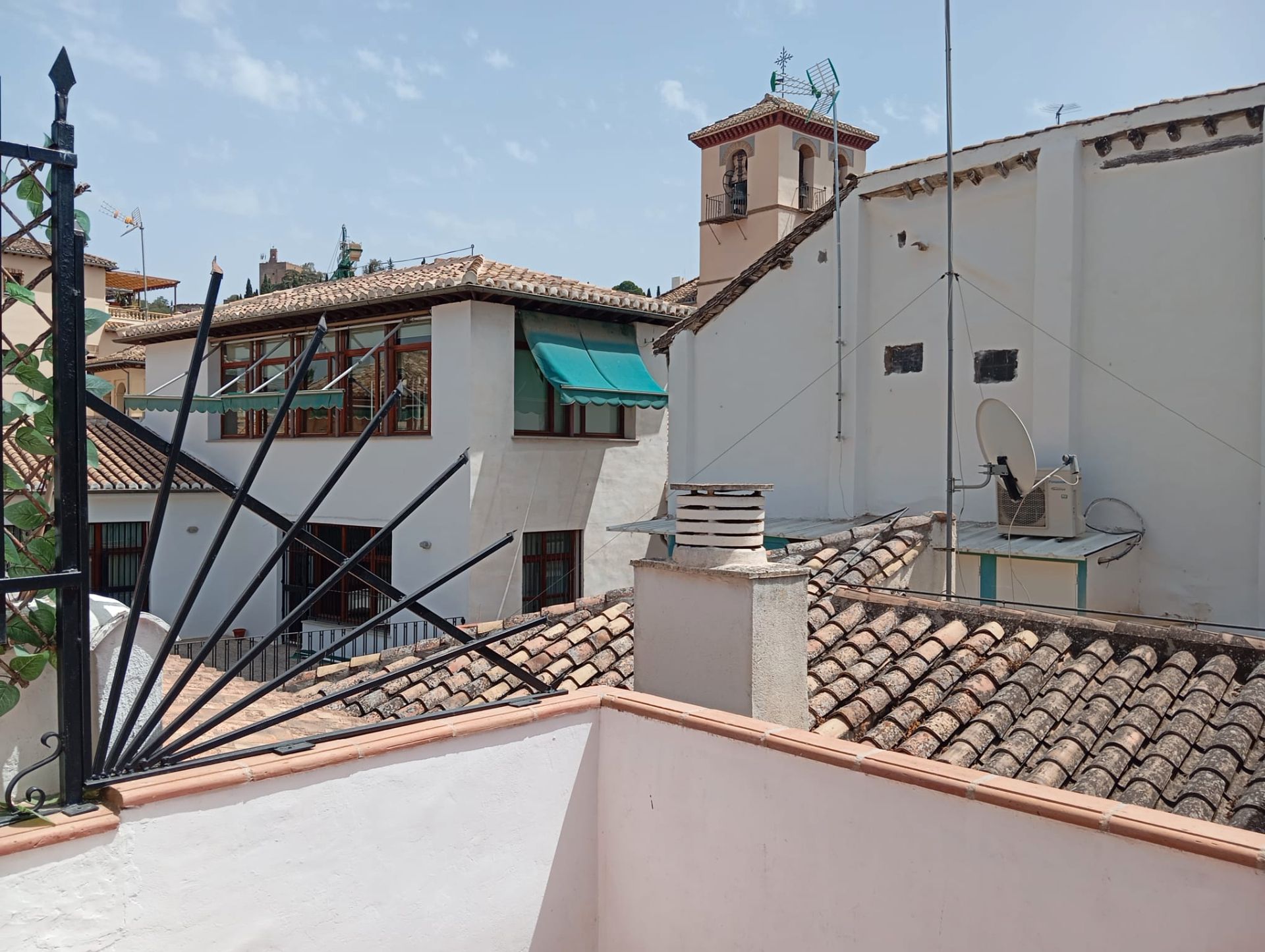 Vista exterior de Casa adosada en venda en  Granada Capital amb Calefacció, Parquet i Terrassa
