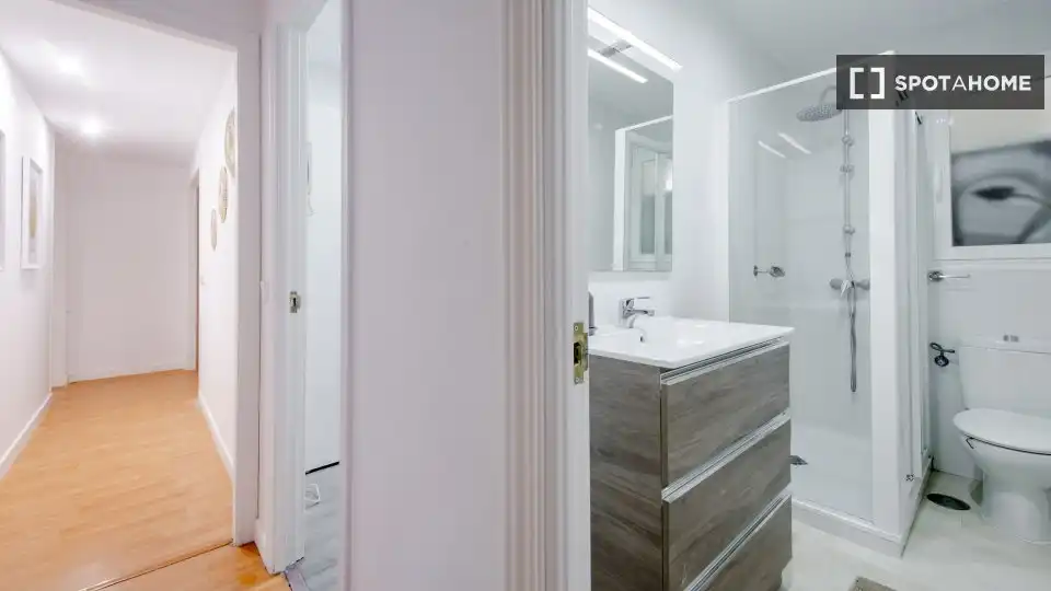 Baño de Piso para compartir en Madrid con Aire acondicionado, Terraza y Amueblado