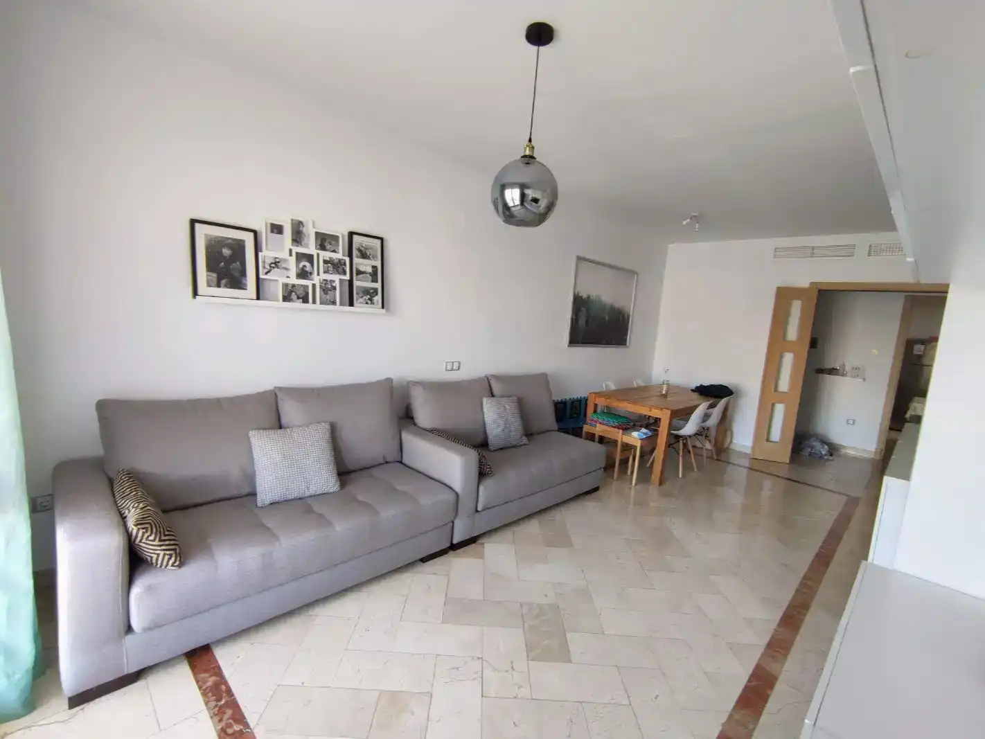 Wohnzimmer von Wohnung zur Miete in Los Barrios mit Schwimmbad und Balkon