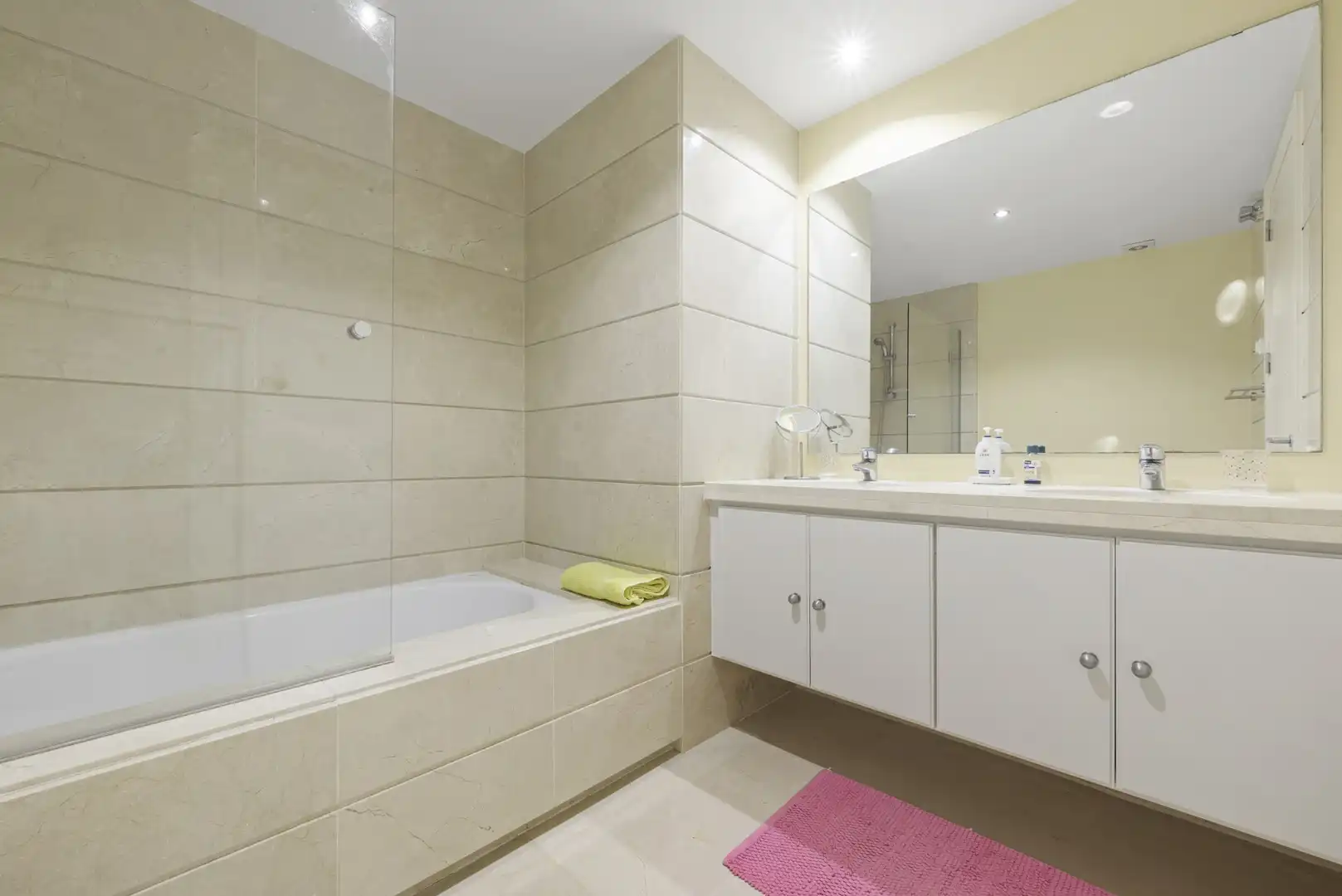 Badezimmer von Einfamilien-Reihenhaus zum Verkauf in Mijas mit Klimaanlage, Privatgarten und Terrasse