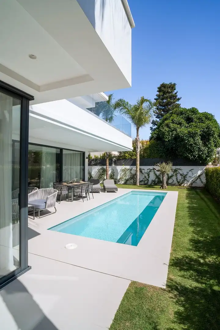 Piscina de Casa o chalet en venta en Marbella con Aire acondicionado, Calefacción y Jardín privado