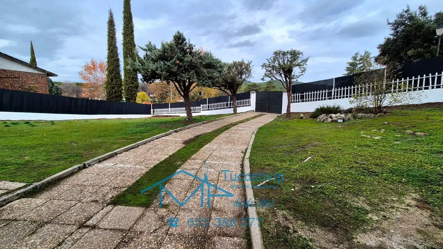 Vista exterior de Casa o xalet en venda en Pelayos de la Presa amb Calefacció, Jardí privat i Piscina comunitària