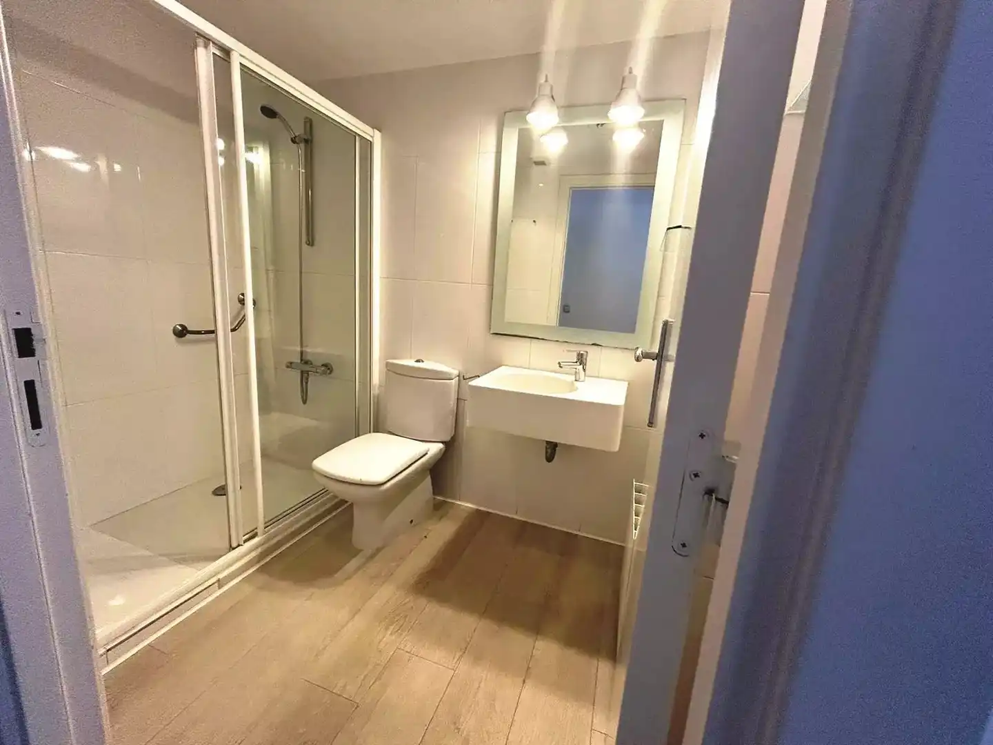 Badezimmer von Wohnung zur Miete in Girona mit Klimaanlage, Heizung und Parkett
