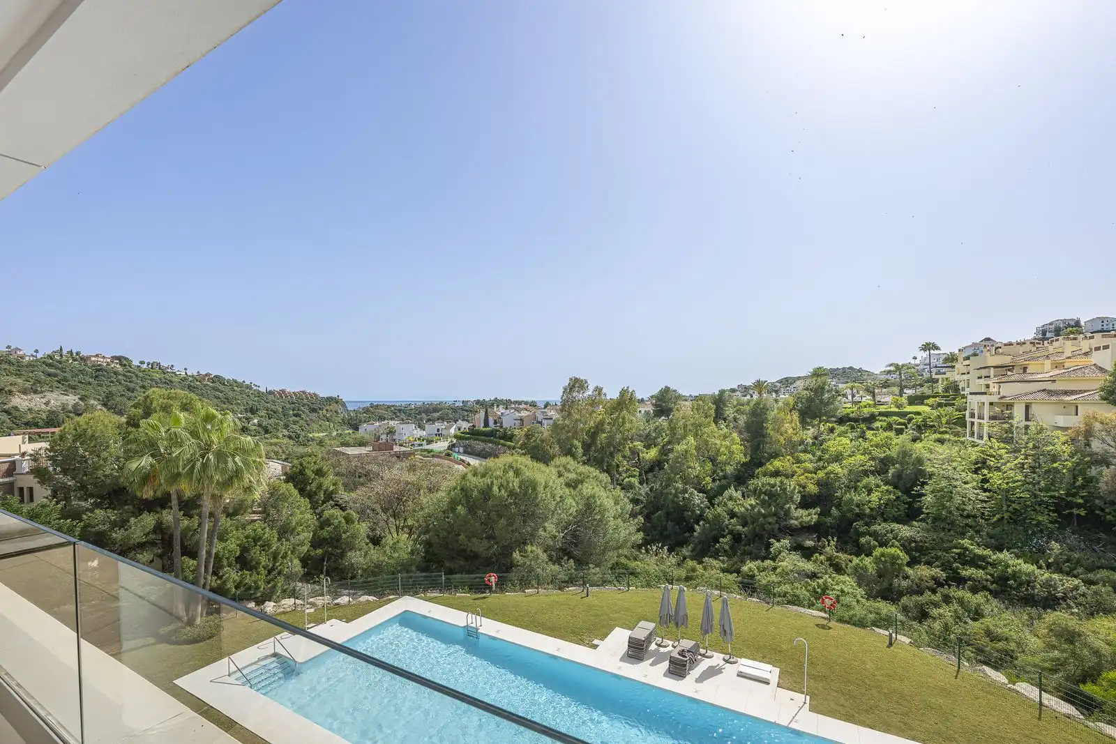 Jardín de Dúplex en venta en Benahavís con Aire acondicionado, Terraza y Trastero