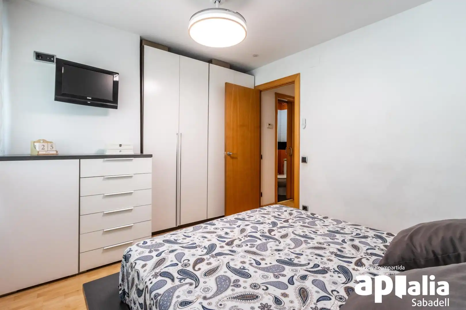 Habitación de Piso en venta en Sabadell con Aire acondicionado, Calefacción y Piscina comunitaria