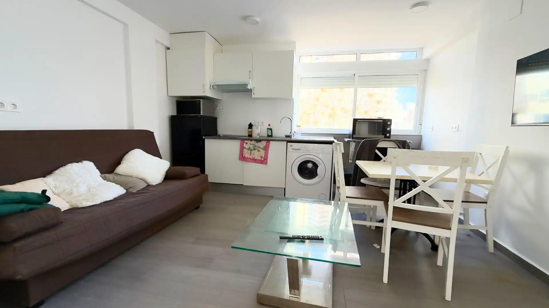 Sala d'estar de Local en venda en Benidorm amb Aire condicionat i Moblat