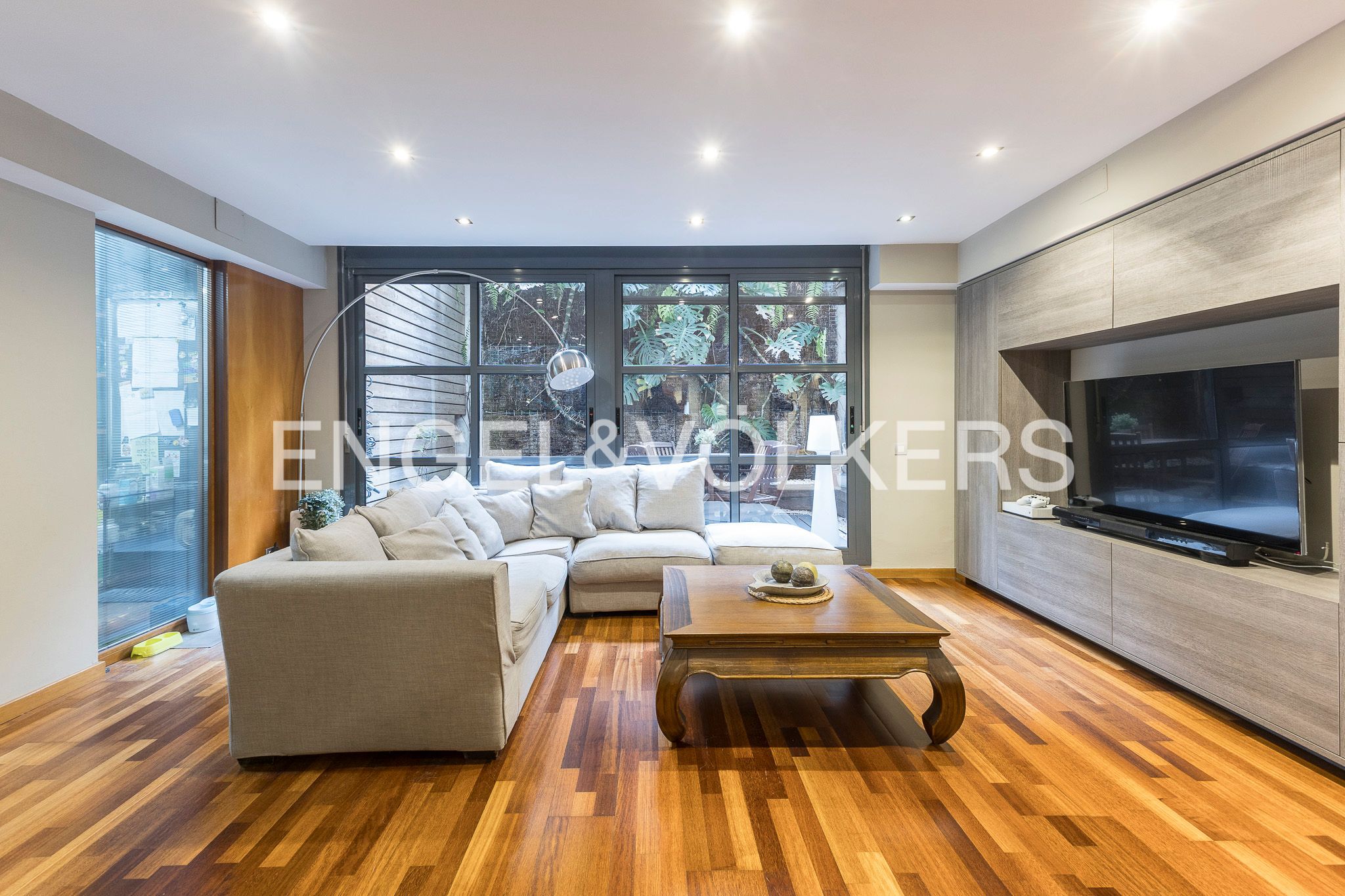 Sala de estar de Dúplex en venta en  Barcelona Capital con Calefacción, Parquet y Amueblado