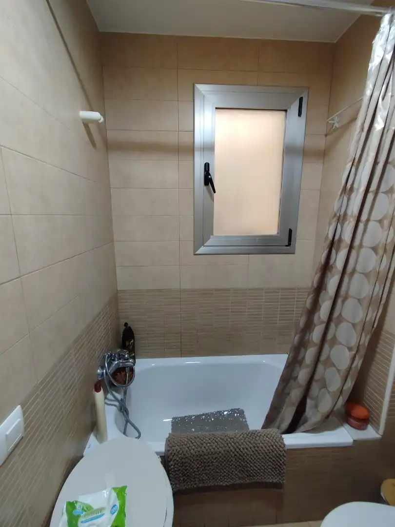 Badezimmer von Wohnung zum Verkauf in Vilallonga del Camp mit Klimaanlage, Heizung und Privatgarten