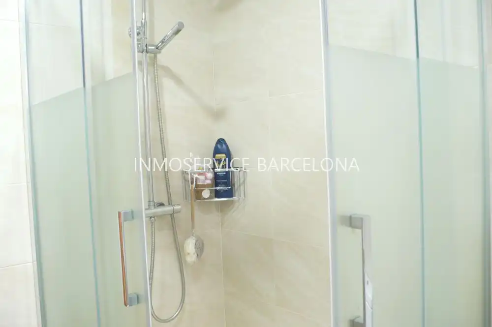 Baño de Casa adosada en venta en Barcelona con Aire acondicionado, Calefacción y Terraza