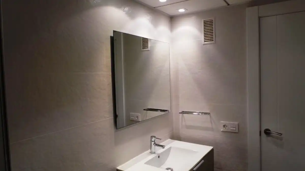 Baño de Piso de alquiler en Zaragoza con Aire acondicionado, Calefacción y Parquet