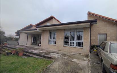 Vista exterior de Casa o xalet en venda en Medio Cudeyo amb Calefacció, Jardí privat i Parquet