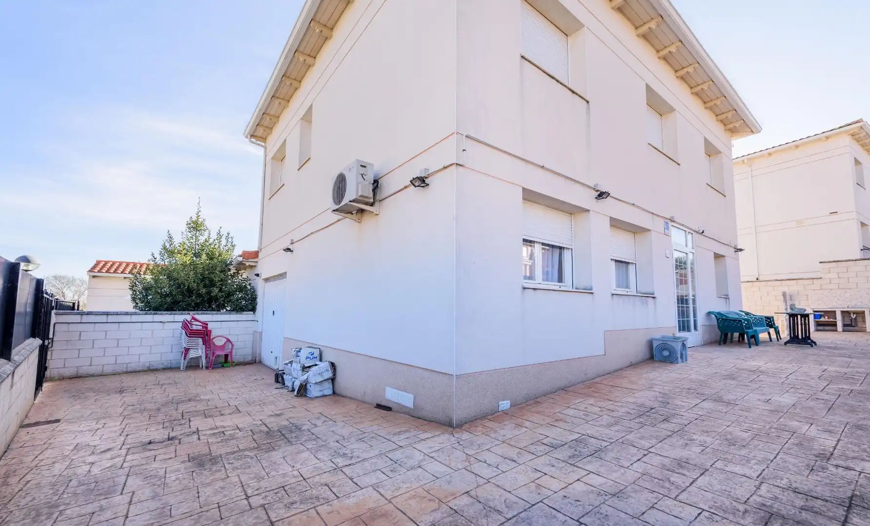 Vista exterior de Casa o xalet en venda en Horche amb Aire condicionat, Terrassa i Piscina