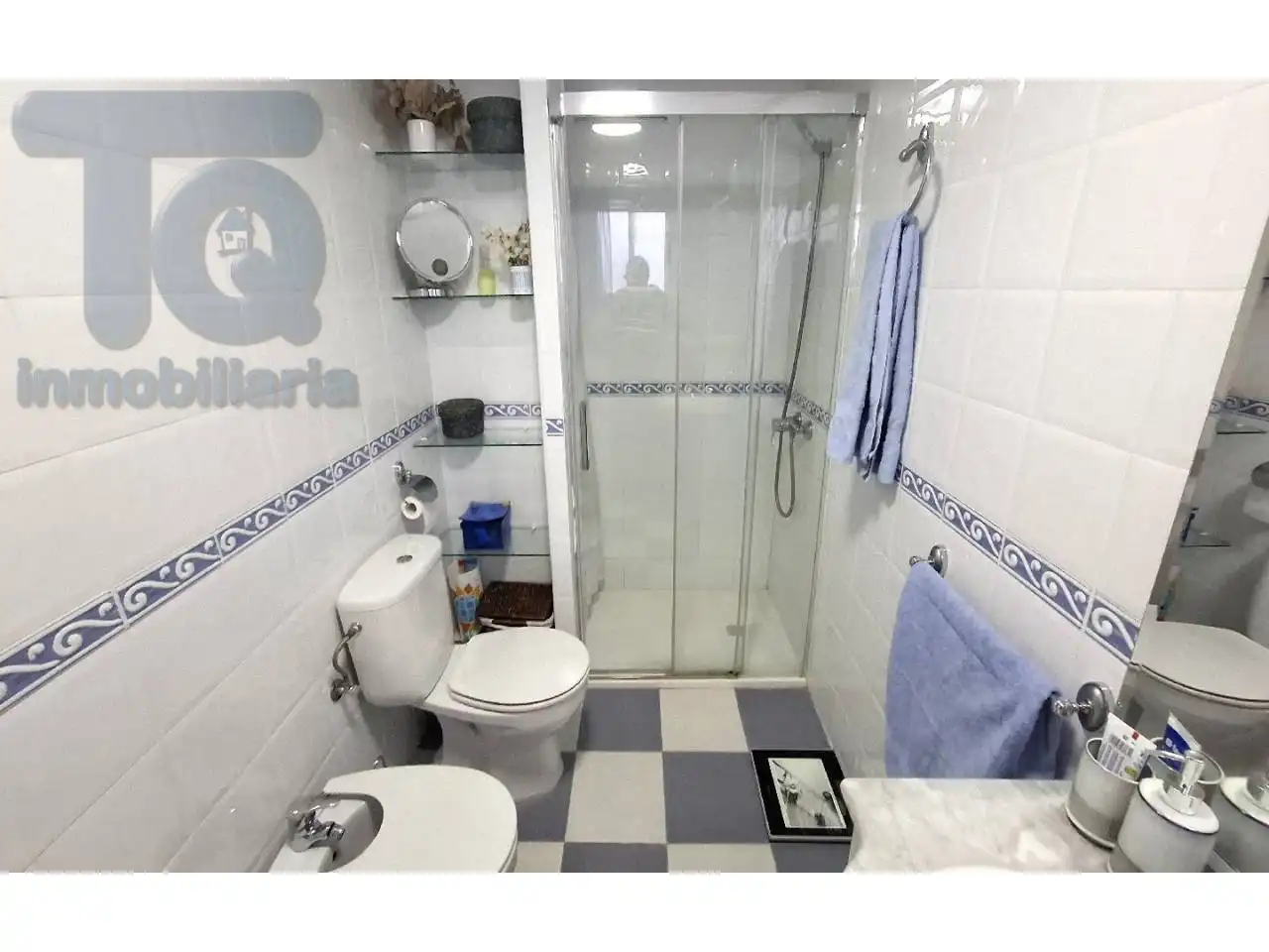 Bathroom of Flat for sale in Granada  with Heating and Alarm