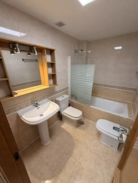 Badezimmer von Wohnung zur Miete in Camarma de Esteruelas mit Ofen und Waschmaschine