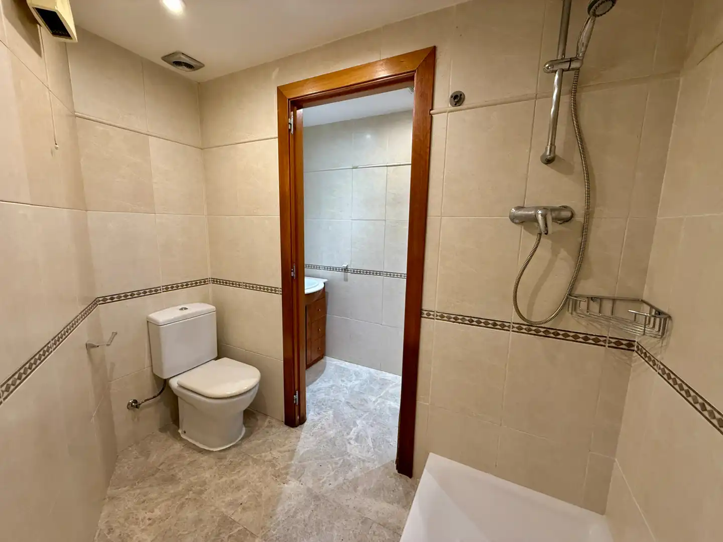 Badezimmer von Wohnung zum Verkauf in Barcelona mit Heizung, Terrasse und Alarm