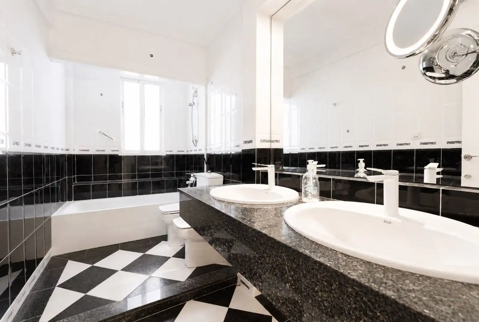 Bathroom of Flat for rent in Valencia  with Air Conditioner, Heating and Terrace