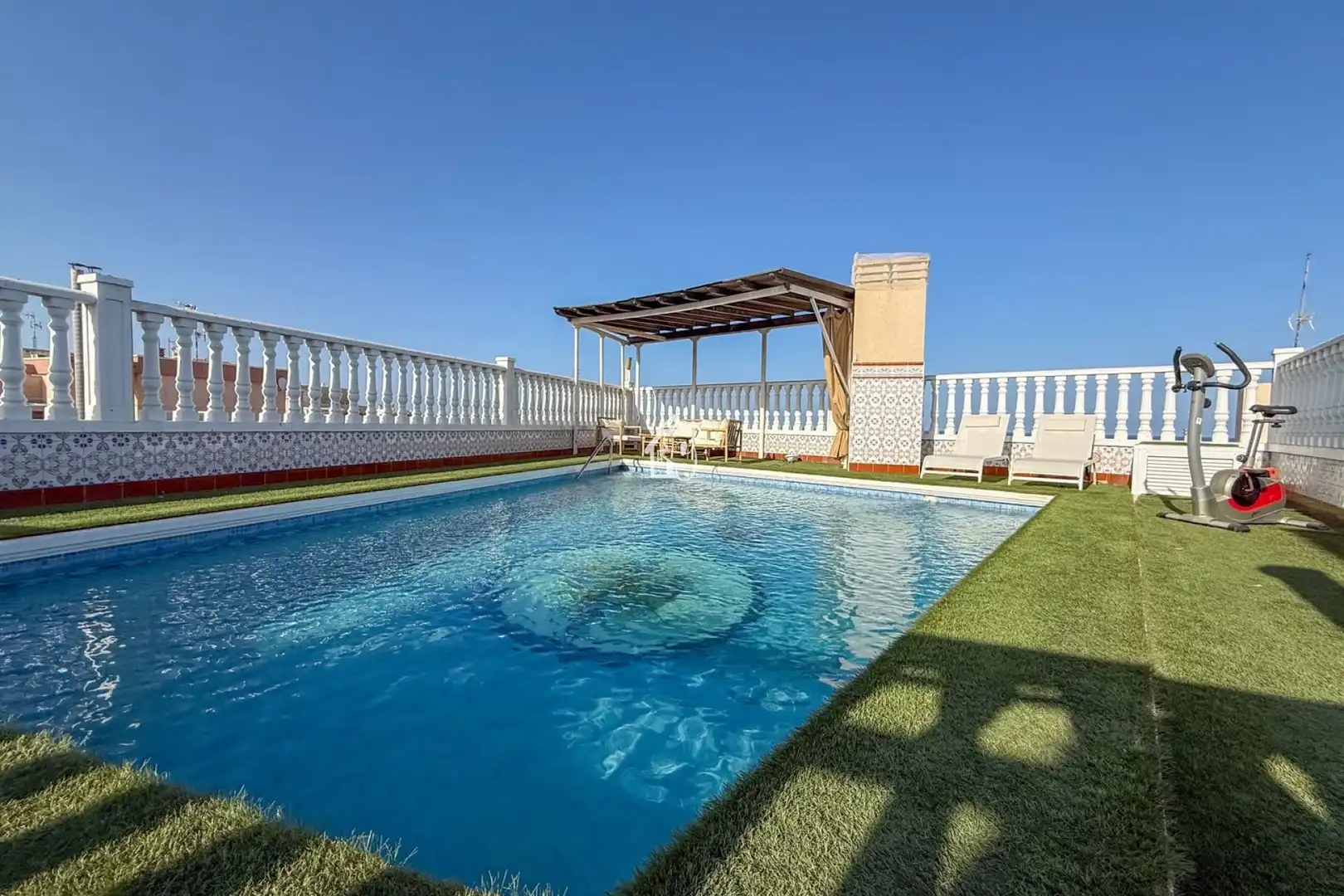Schwimmbecken von Dachboden zur Miete in Torrevieja mit Klimaanlage, Privatgarten und Terrasse