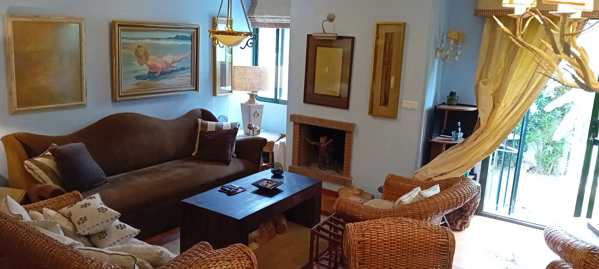 Sala d'estar de Casa adosada en venda en Casares amb Jardí privat, Terrassa i Forn