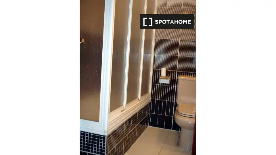 Baño de Piso de alquiler en Salamanca con Aire acondicionado, Calefacción y Amueblado