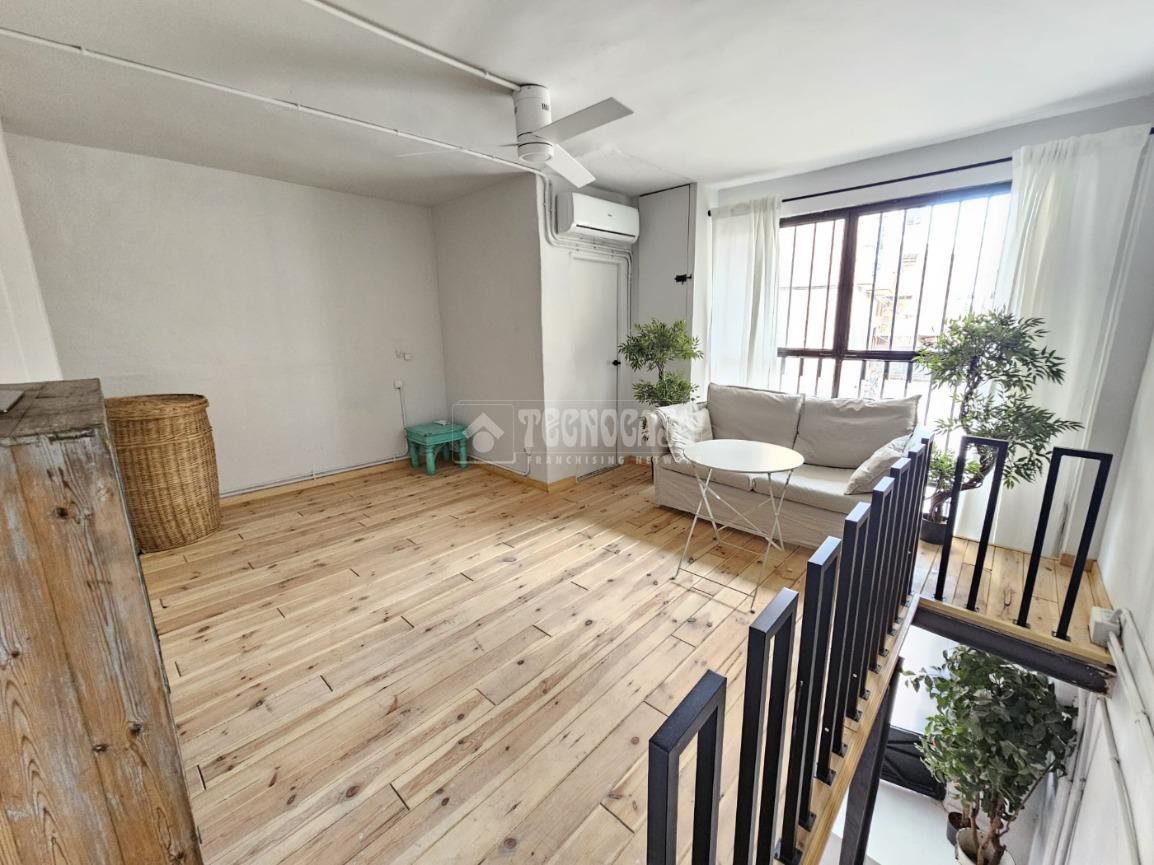 Sala d'estar de Local en venda en  Madrid Capital amb Aire condicionat