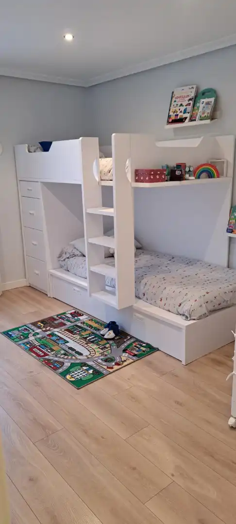 Dormitori de Pis en venda en Oviedo  amb Calefacció, Parquet i Traster