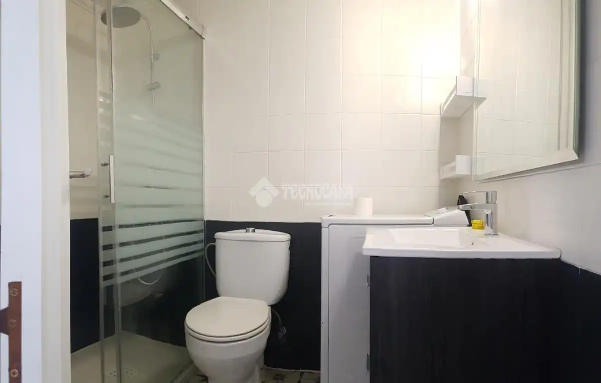 Bany de Pis en venda en Sevilla amb Aire condicionat