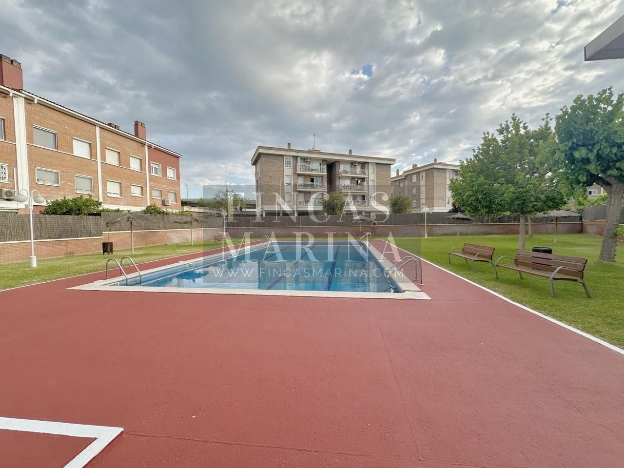 Piscina de Casa adosada en venda en Gavà amb Aire condicionat, Calefacció i Jardí privat