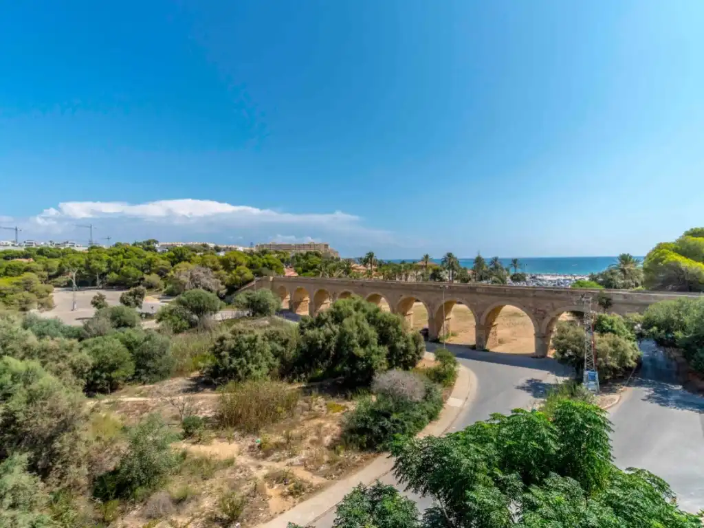 Vista exterior de Casa o xalet de lloguer en Orihuela amb Piscina