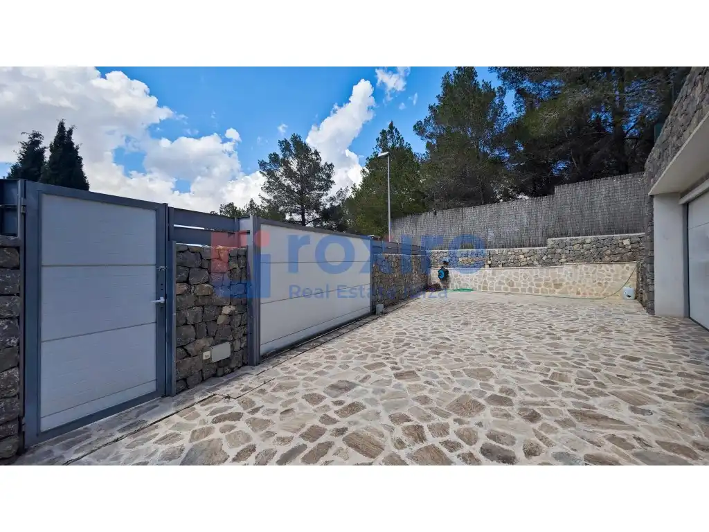 Vista exterior de Casa o xalet en venda en Santa Eulària des Riu amb Aire condicionat, Jardí privat i Terrassa