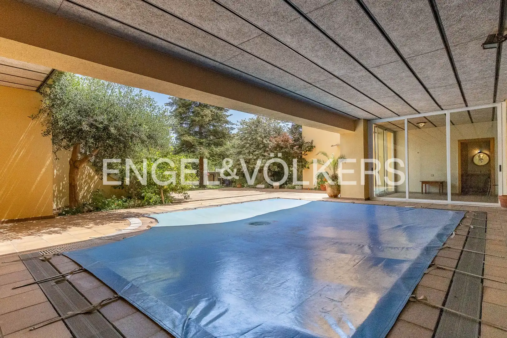 Swimming pool of Houses for sale in Terrassa  with Air Conditioner, Heating and Private garden