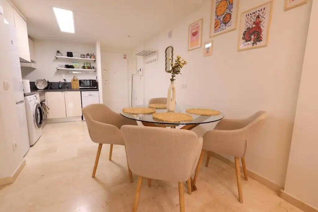 Comedor de Apartamento de alquiler en Torrevieja con Aire acondicionado, Calefacción y Jardín privado