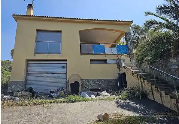 Vista exterior de Apartament en venda en Caldes de Malavella amb Jardí privat, Terrassa i Piscina