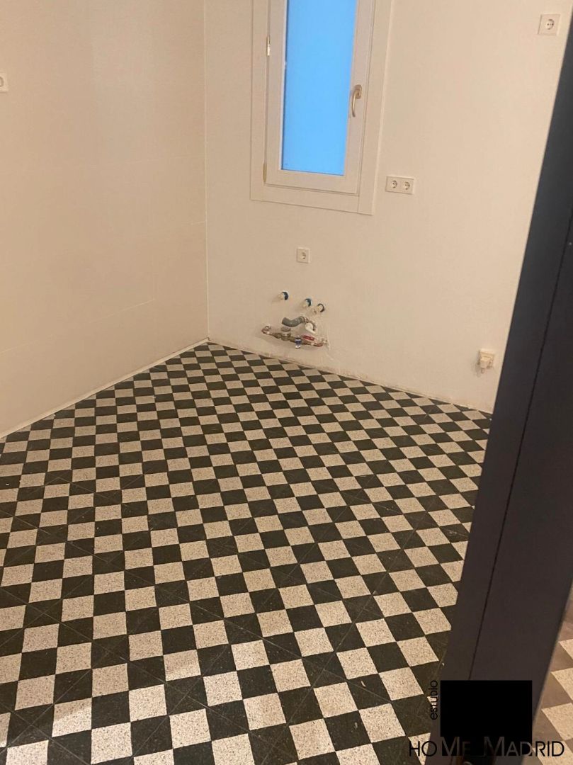 Bathroom of Flat for sale in  Madrid Capital  with Air Conditioner, Heating and Parquet flooring