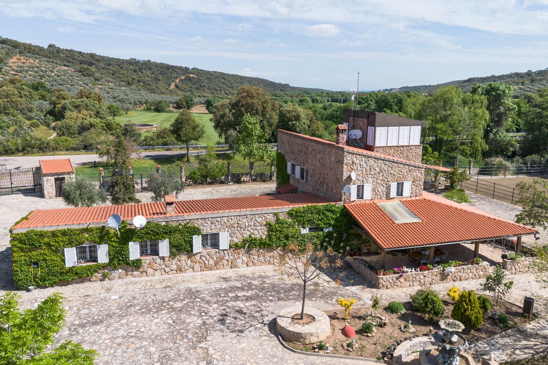 Vista exterior de Casa o xalet en venda en Espinoso del Rey amb Calefacció, Jardí privat i Terrassa