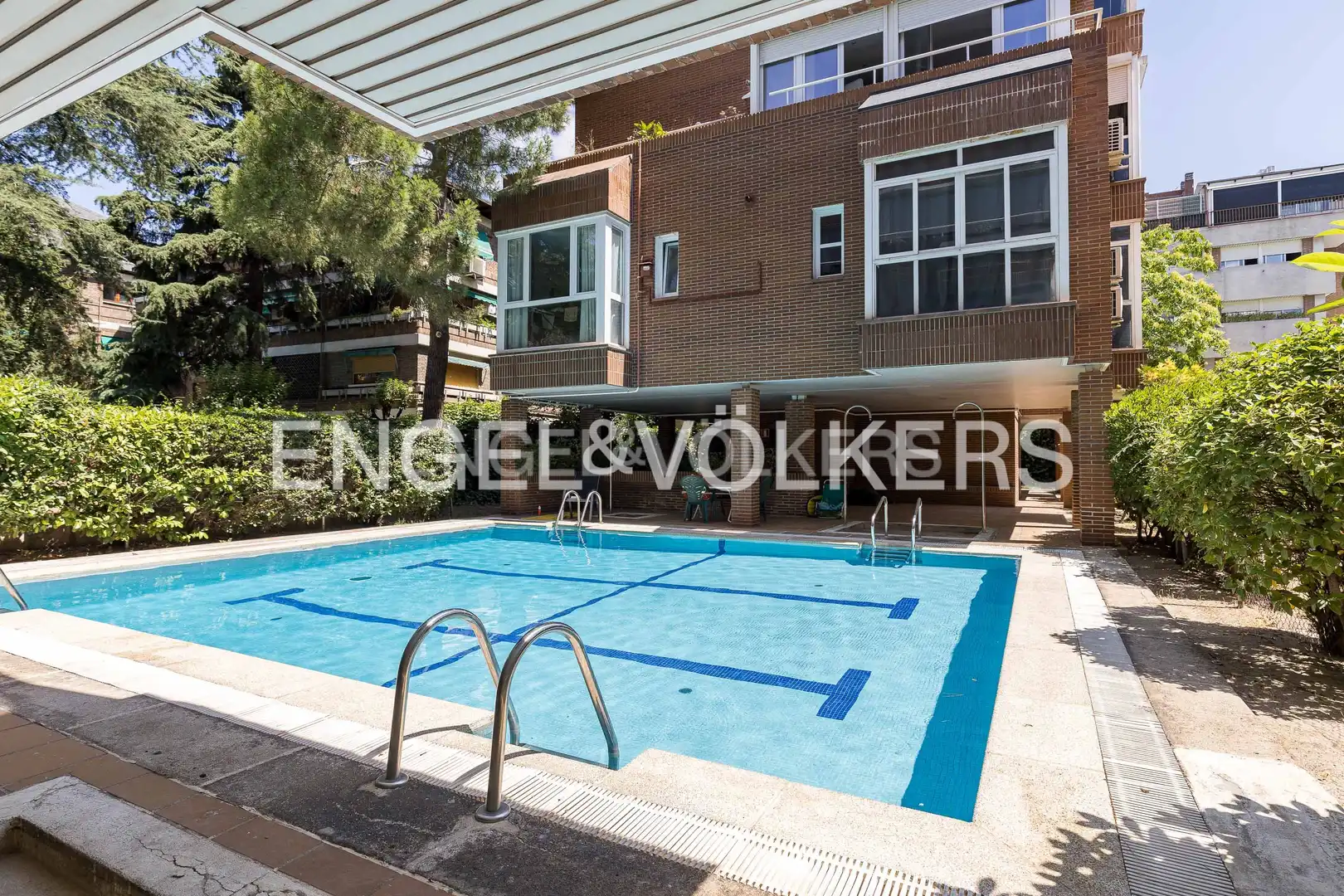 Swimming pool of Flat for rent in Madrid  with Air Conditioner, Heating and Private garden