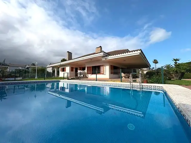 Vista exterior de Casa o xalet en venda en Benicasim / Benicàssim amb Jardí privat, Terrassa i Piscina