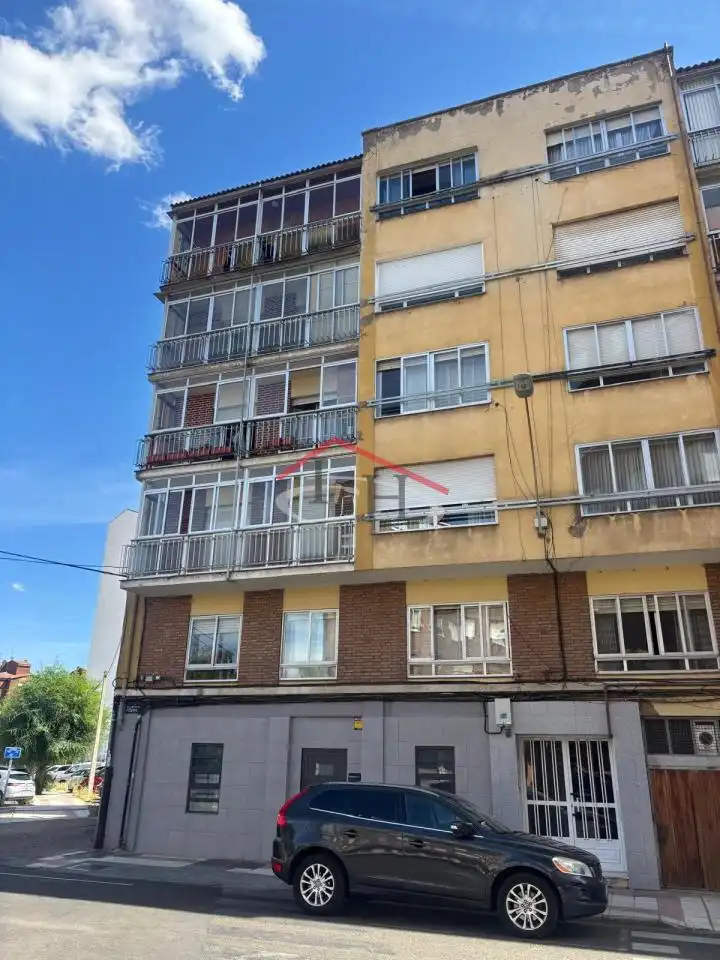 Vista exterior de Piso en venta en San Andrés del Rabanedo con Calefacción y Trastero